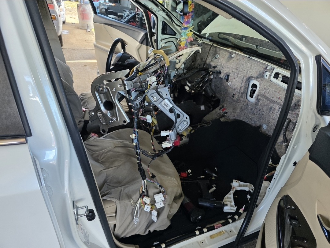 Reparación eléctrica interior de vehículo