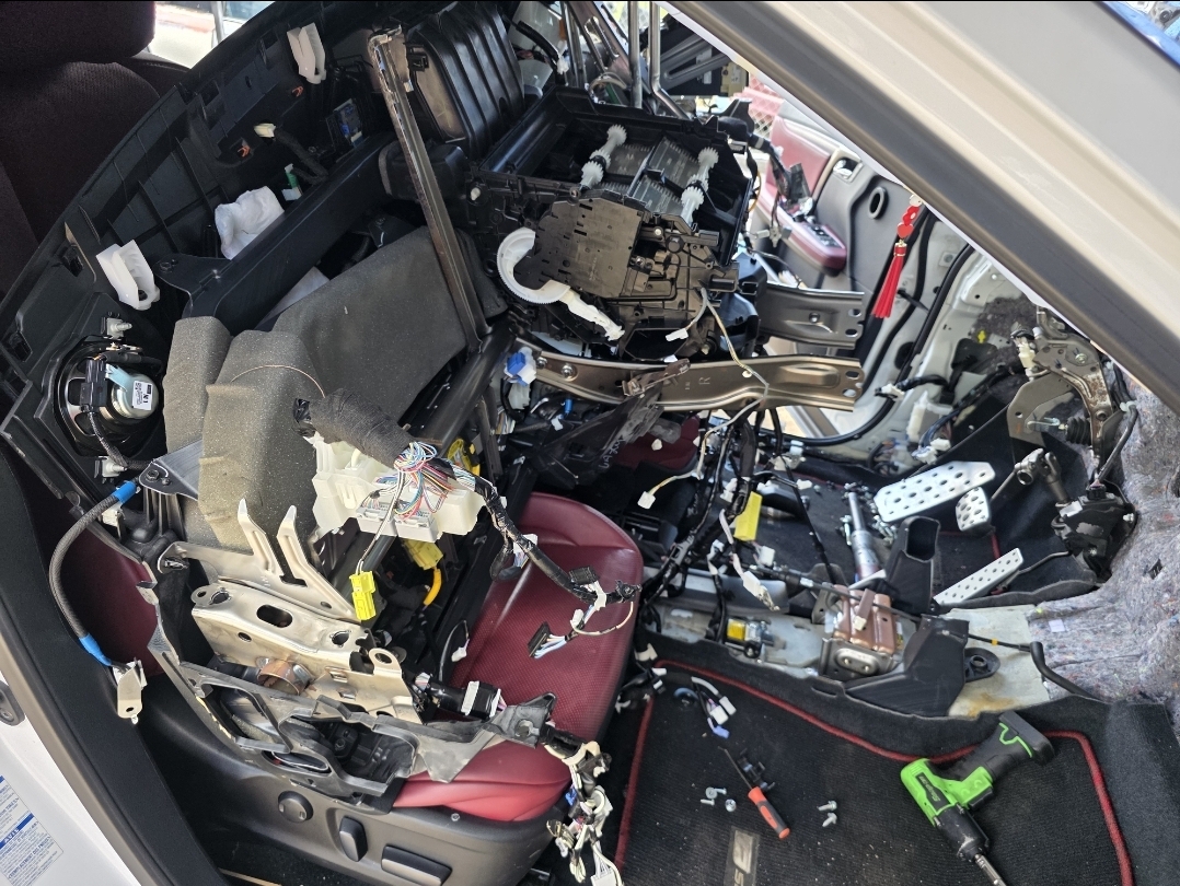 Reparación eléctrica interior de vehículo