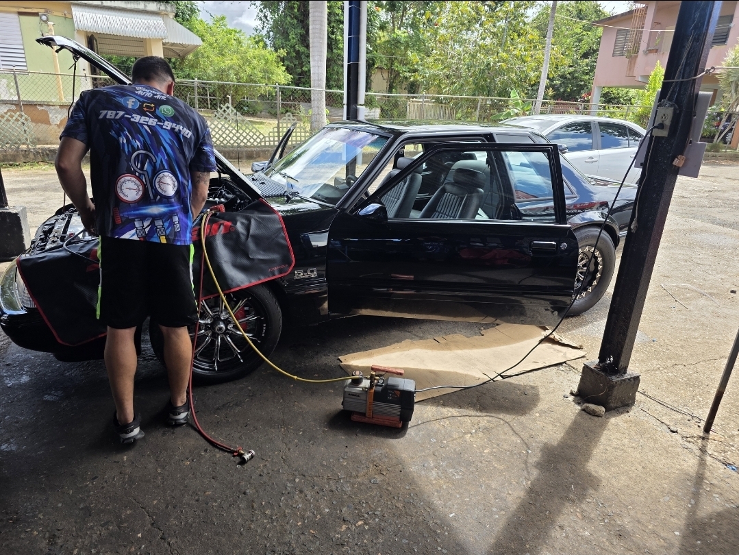 Técnico de Jose Auto Air trabajando en un vehículo