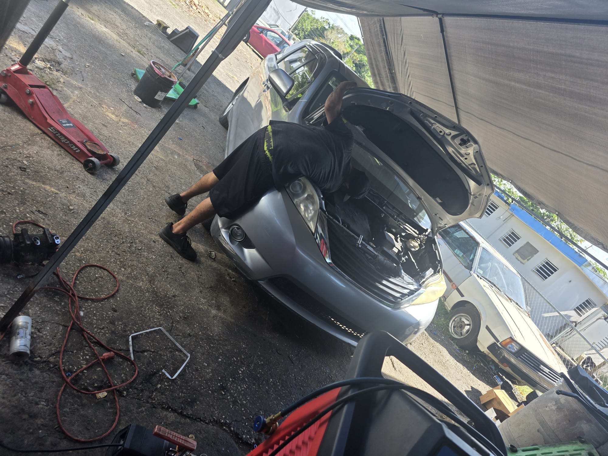 Técnico de Jose Auto Air trabajando en un vehículo