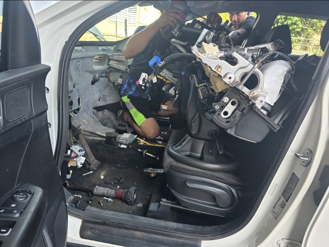 Técnico de Jose Auto Air trabajando en un vehículo